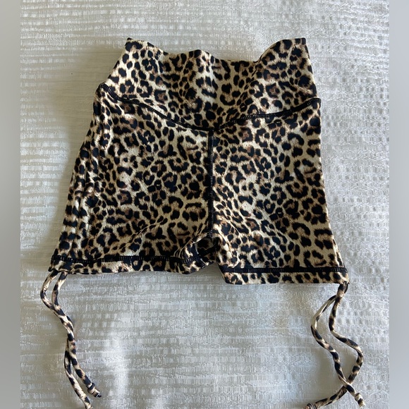 Zyia Leopard Brilliant Double Scrunchy Hustle Shorts - Picture 7 of 9